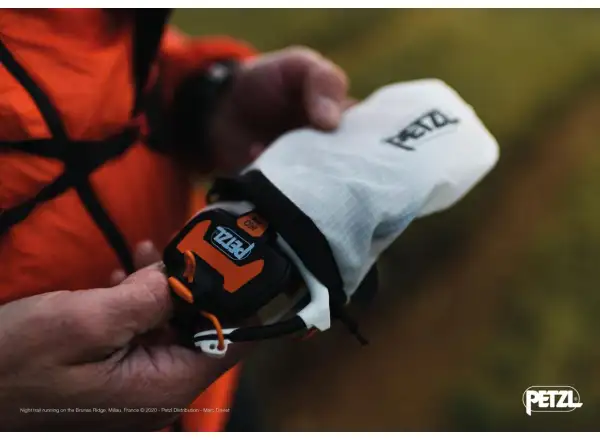 Petzl IKO Core wiederaufladbare Stirnlampe Schwarz