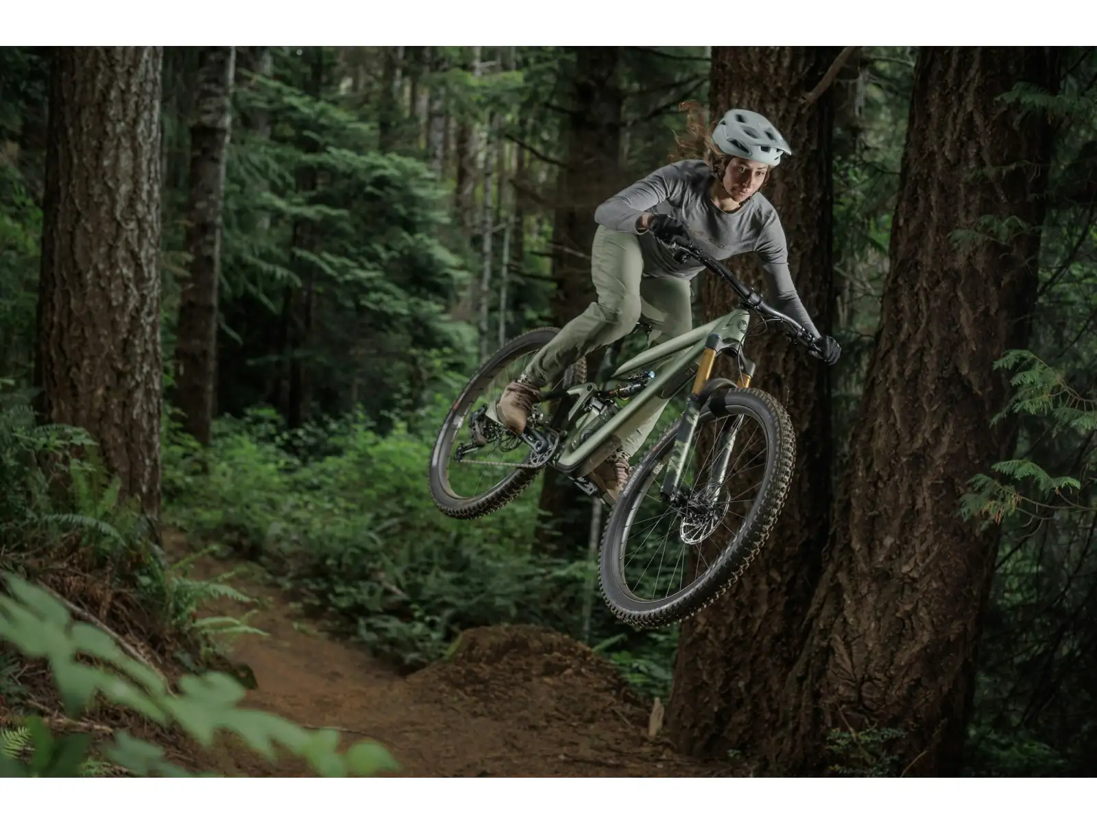 Ich habe ein Ibis Ripmo V3 Deore XT Mountainbike in der Olive Swamp Monster Farbe.