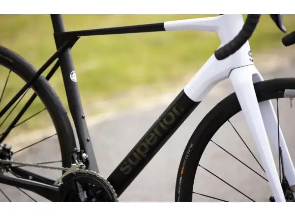 Superior X-Road 9.3 GF Rennrad matte Carbon/Weiß.
