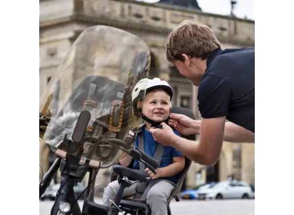 Urban Iki Kindersitz vorne mit Koge Brown/Kurumi Brown Adapter