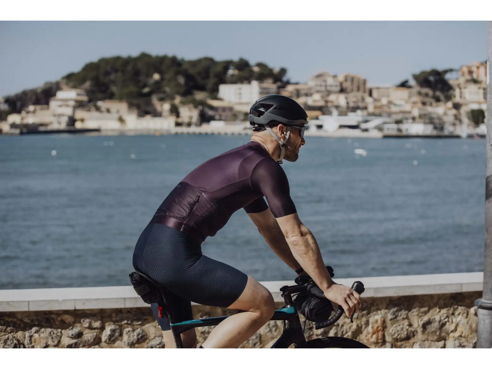 Force F Winner Shorts mit Helm und blauer Polsterung