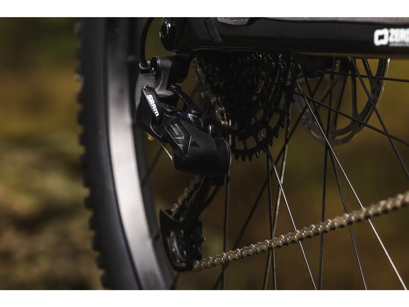 Mondraker Raze vollgefedertes Fahrrad black/dirty white