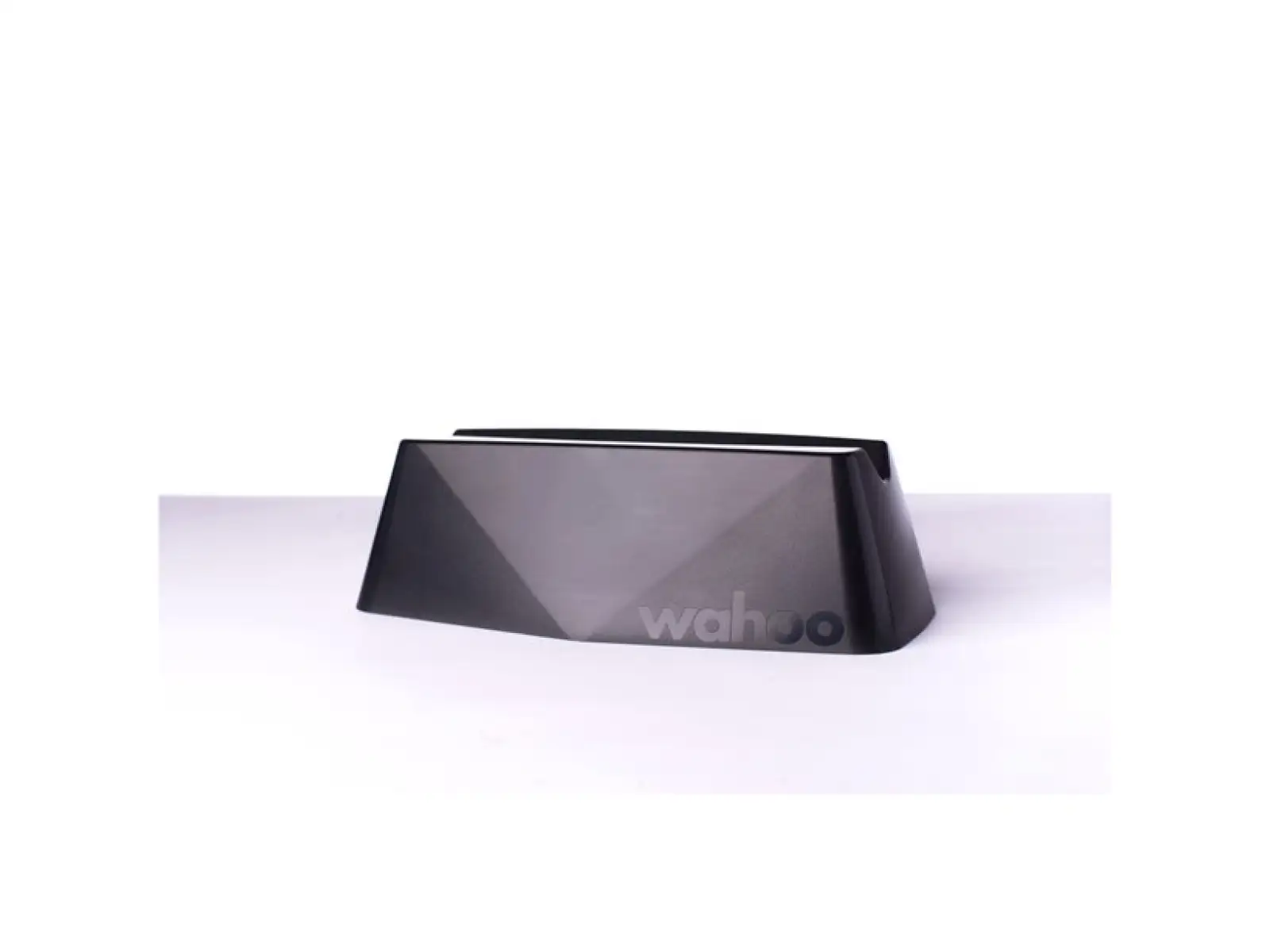 Wahoo KICKR Matte unter dem Vorderrad des Snap Trainers