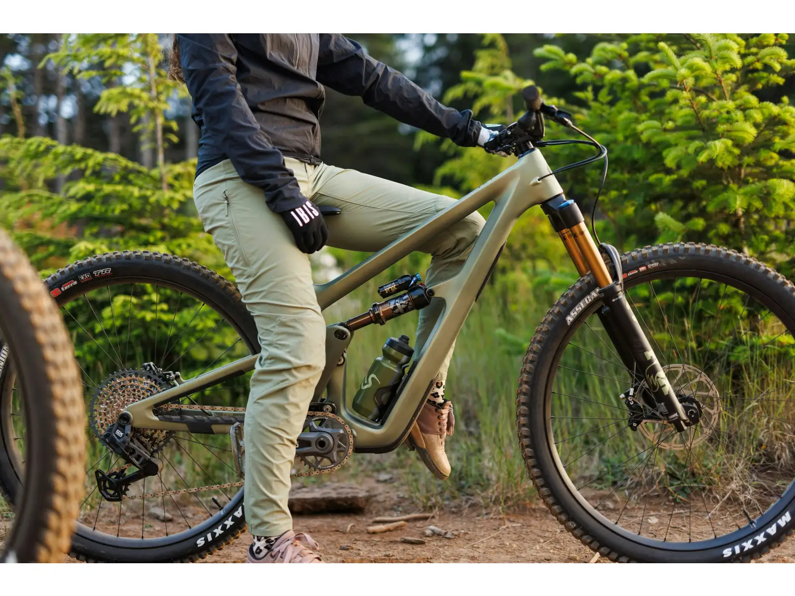 Ich habe ein Ibis Ripmo V3 Deore XT Mountainbike in der Olive Swamp Monster Farbe.