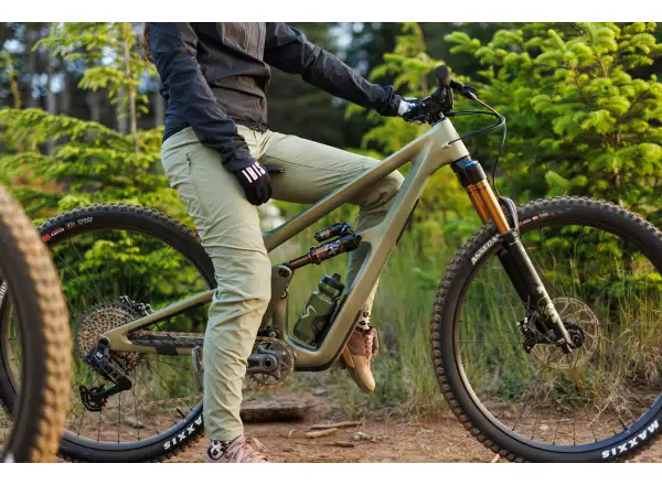 Ich habe ein Ibis Ripmo V3 Deore XT Mountainbike in der Olive Swamp Monster Farbe.
