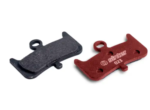 Sinter Hayes Dominion A4 Bremsbeläge aus Polymer in Rot.