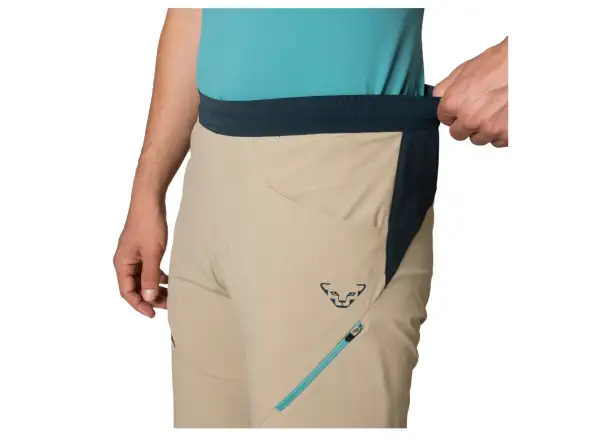 Die Herren-Dynafit Transalper Hybrid Shorts in Rock-Khaki.