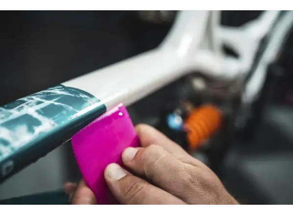Muc-off Application Squeegee Applikationsrakel für Aufkleber