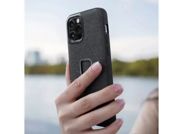 Peak Design Mobile Everyday Case für das iPhone 12 Pro Max in Charcoal.