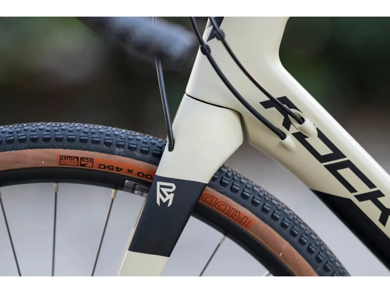 Rock Machine Gravelride CRB 700 Gravelbike in mattem Sand/Schwarz.