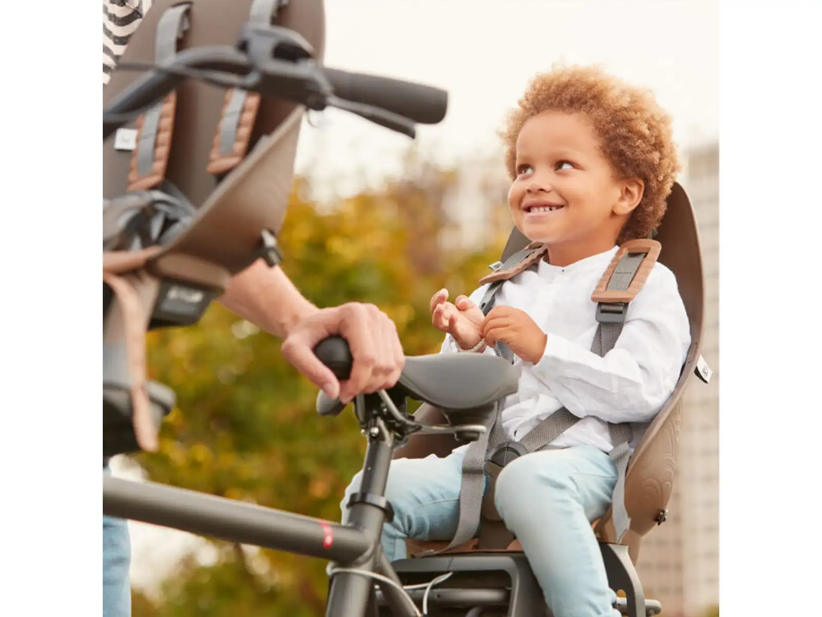 Urban Iki Kindersitz vorne mit Koge Brown/Kurumi Brown Adapter