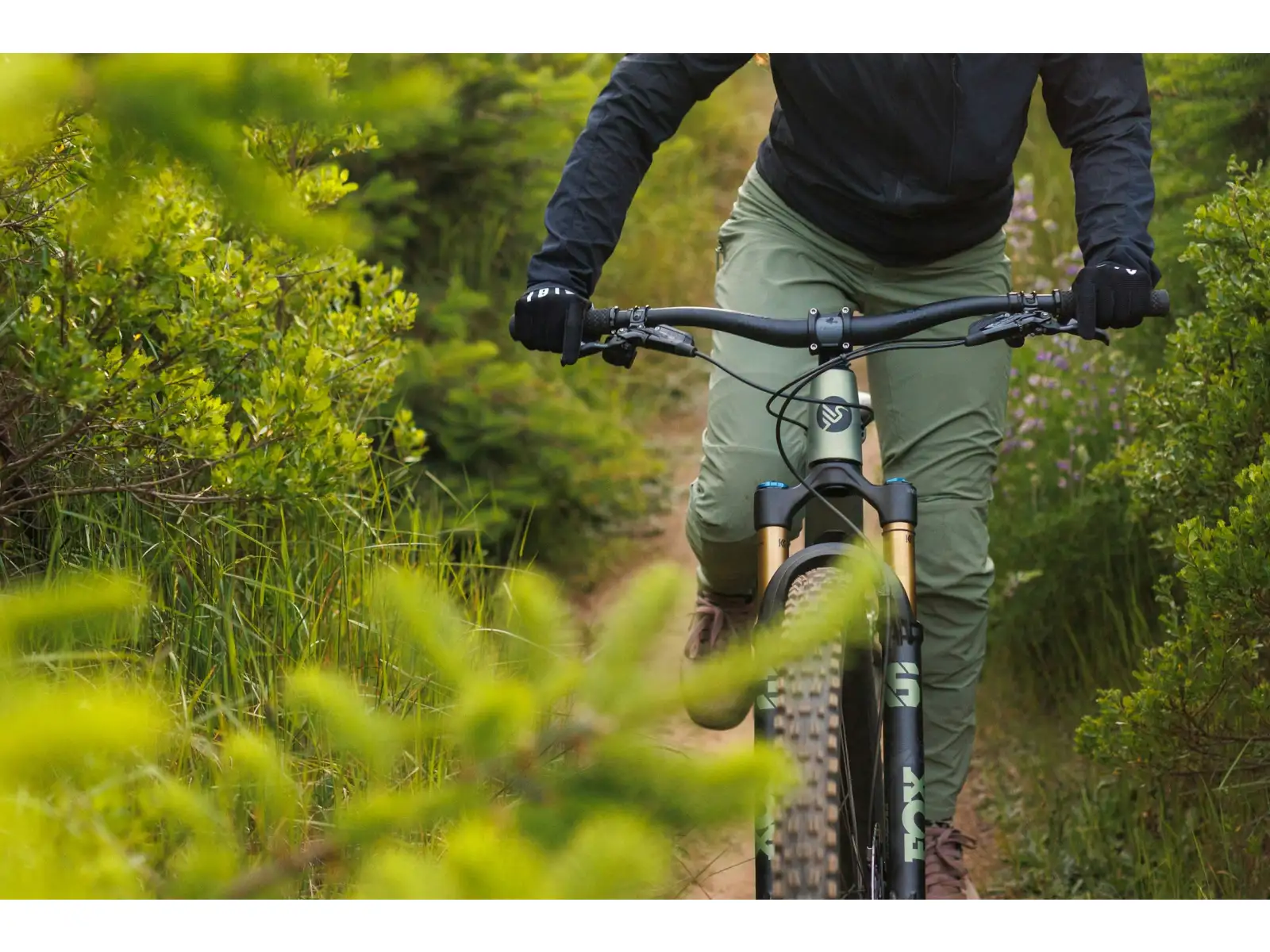 Ich habe ein Ibis Ripmo V3 Deore XT Mountainbike in der Olive Swamp Monster Farbe.