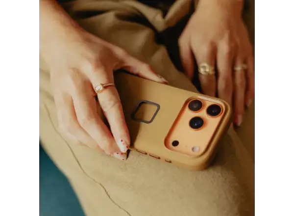 Peak Design Everyday Clarino Hülle iPhone 17 Pro Tan