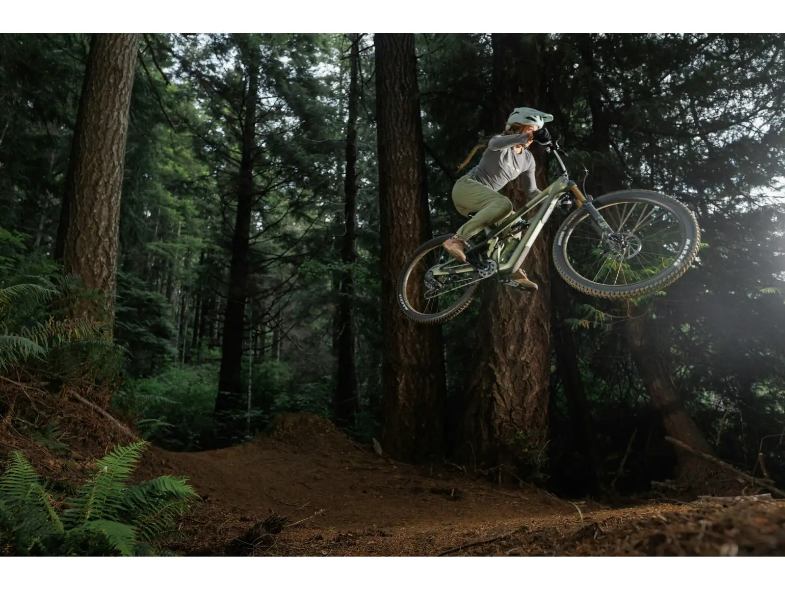 Ich habe ein Ibis Ripmo V3 Deore XT Mountainbike in der Olive Swamp Monster Farbe.