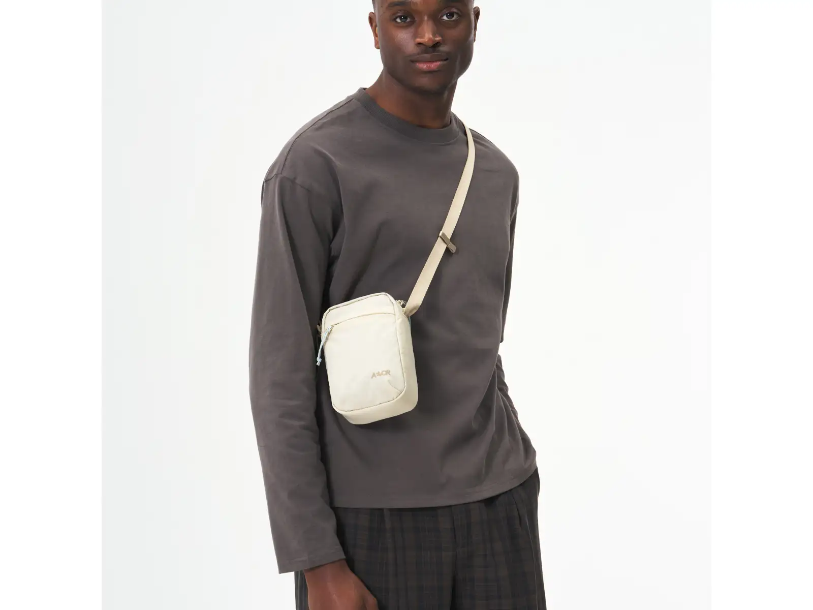 Aevor Easy Ride Pouch Umhängetasche Off-White