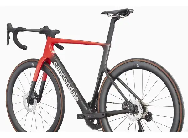 Cannondale SuperSix Evo Hi-Mod 2 Rennrad in Rally Red-Farbe.