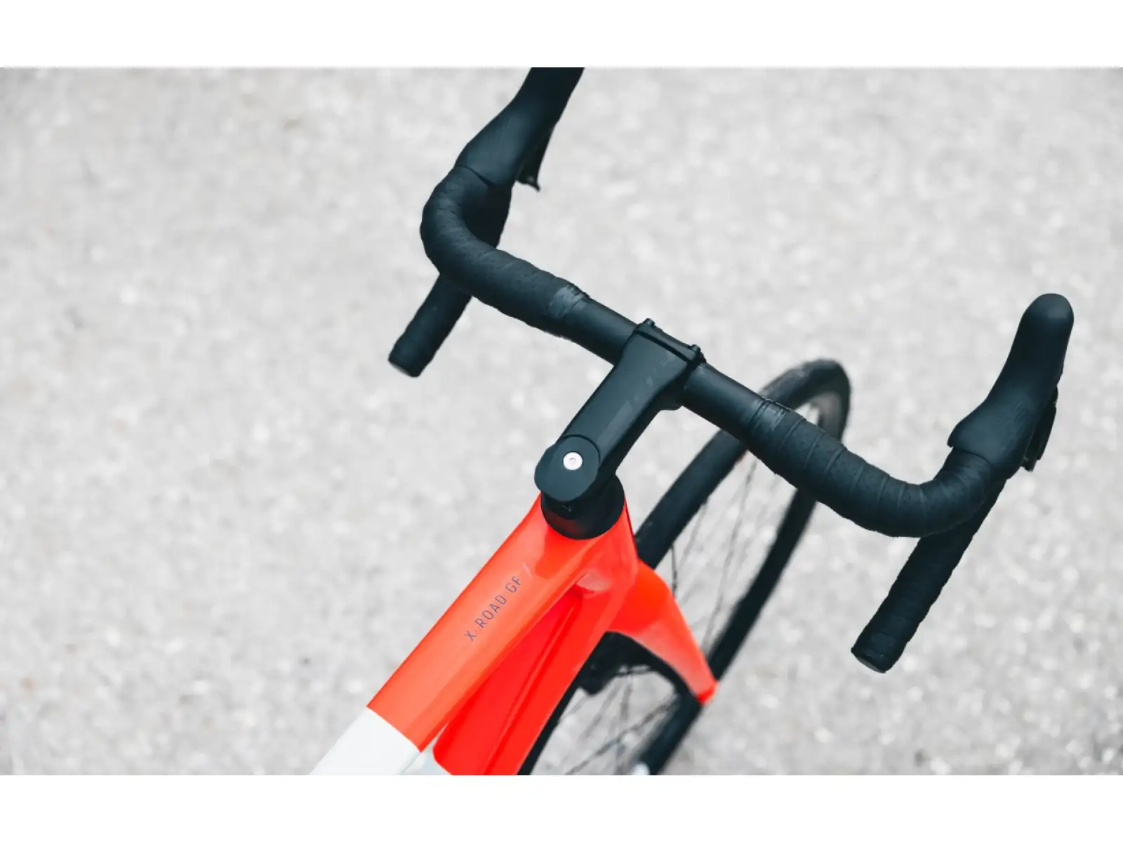 Superior X-Road 9.5 GF Straßenfahrrad in Glanzgrau / Orange-Rot.