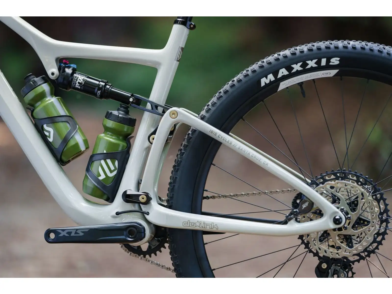 Ibis Exie V2 SLX 29" Mountainbike in Knochenfarbe.