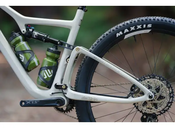 Ibis Exie V2 SLX 29" Mountainbike in Knochenfarbe.