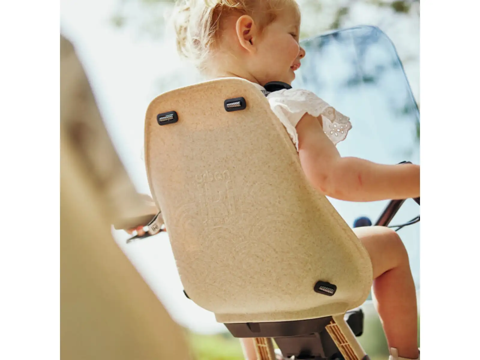 Urban Iki BIO Kindersitz vorne mit Vorbauadapter Oishi Beige/Bincho Black.