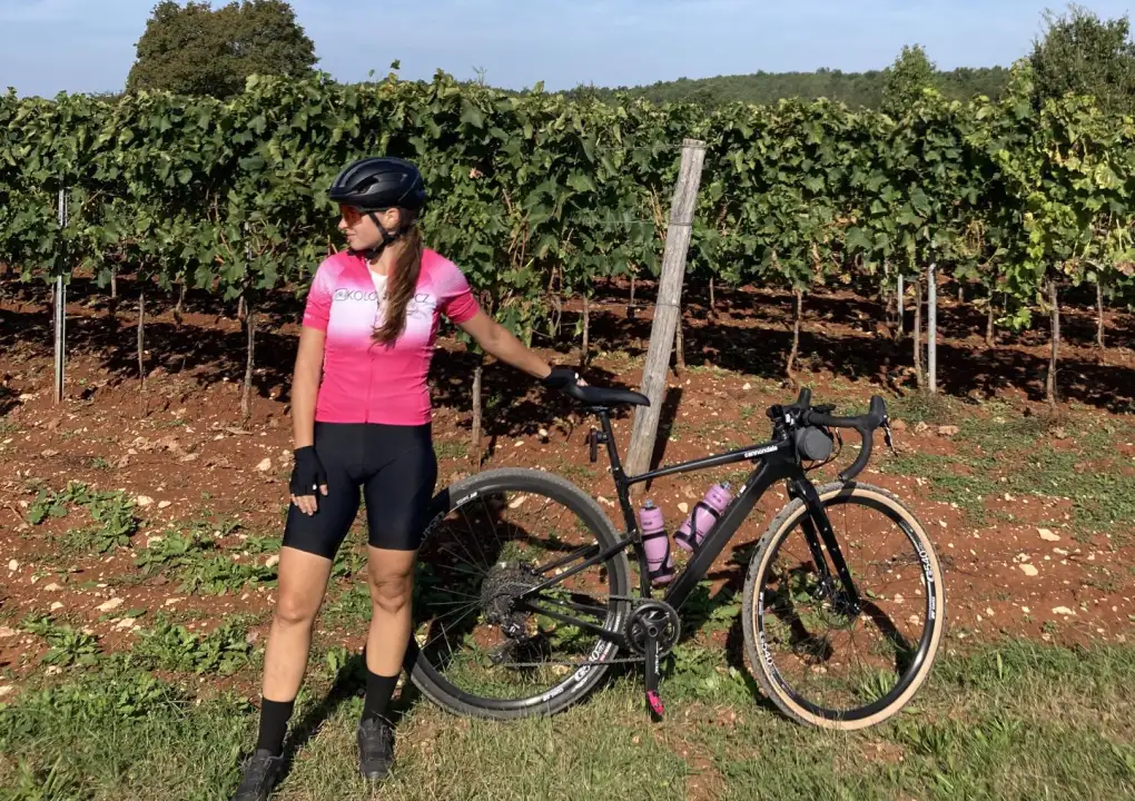 Botschafterin Klára testete das Gravelbike Cannondale Topstone in Kroatien.