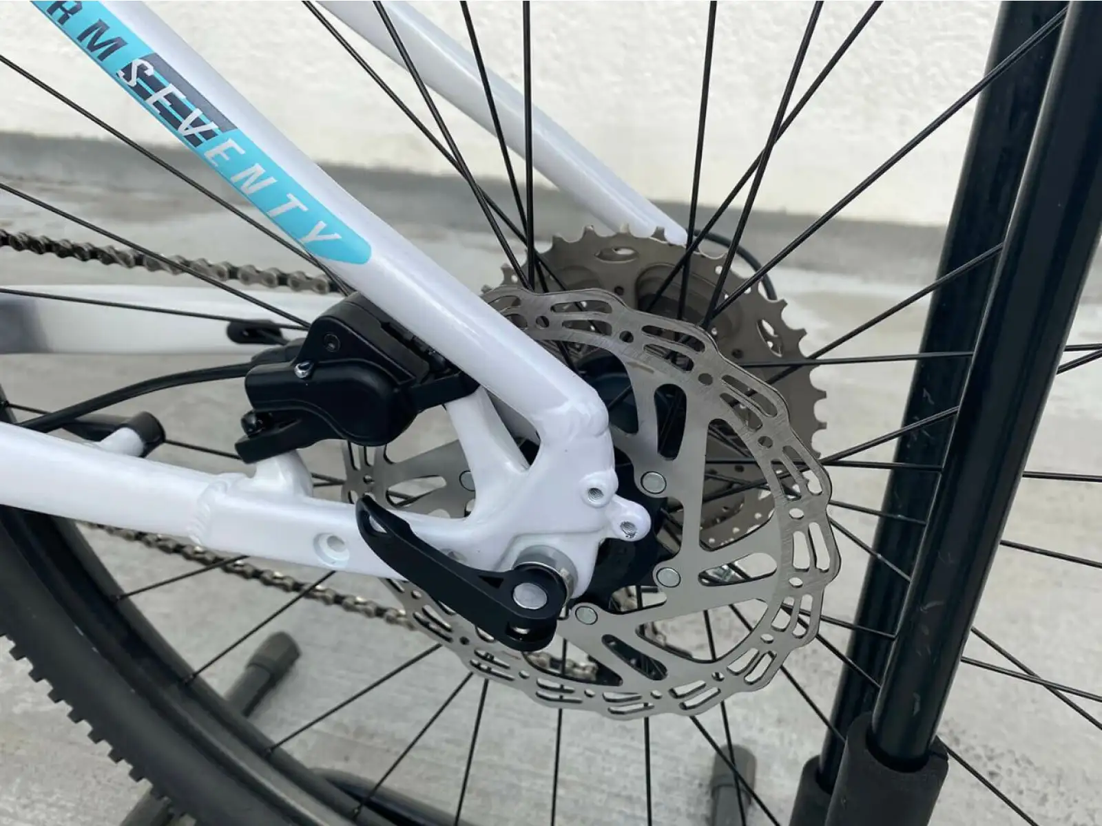 Rock Machine Storm INT e70-29 Lady in Pearl White/Light Mint/Dark Silver E-Bike.