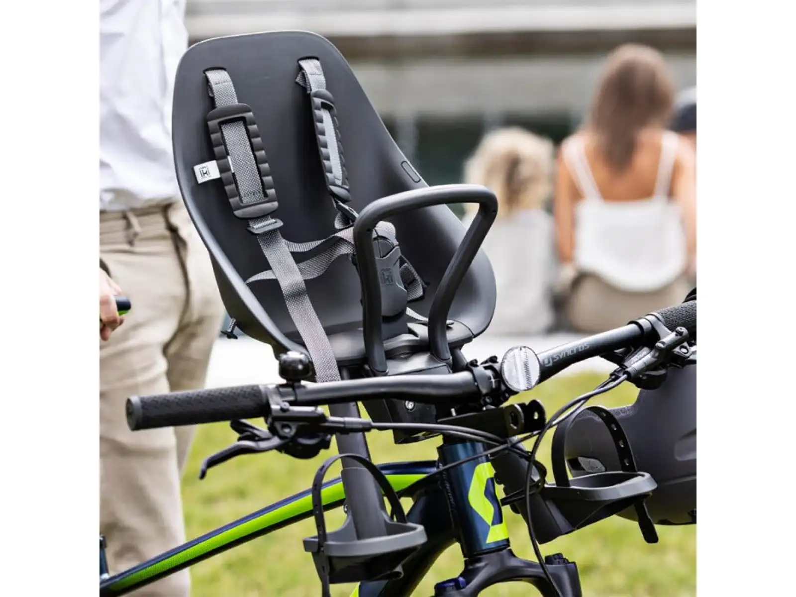 Die Urban Iki Vordersitz für Kinder mit Adapter am Vorbau in Bincho Black.