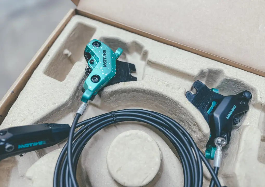 SRAM tritt voll aufs Gaspedal in den Mineralbereich – Neue Bremsen Motive, Maven Base, DB6 und DB4