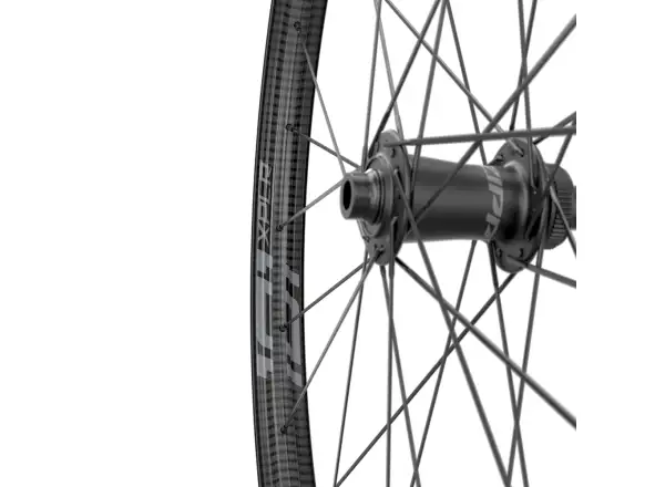 Zipp 101 XPLR Carbon Disc Tubeless CenterLock Vorderrad 12x100 mm in Schwarz.