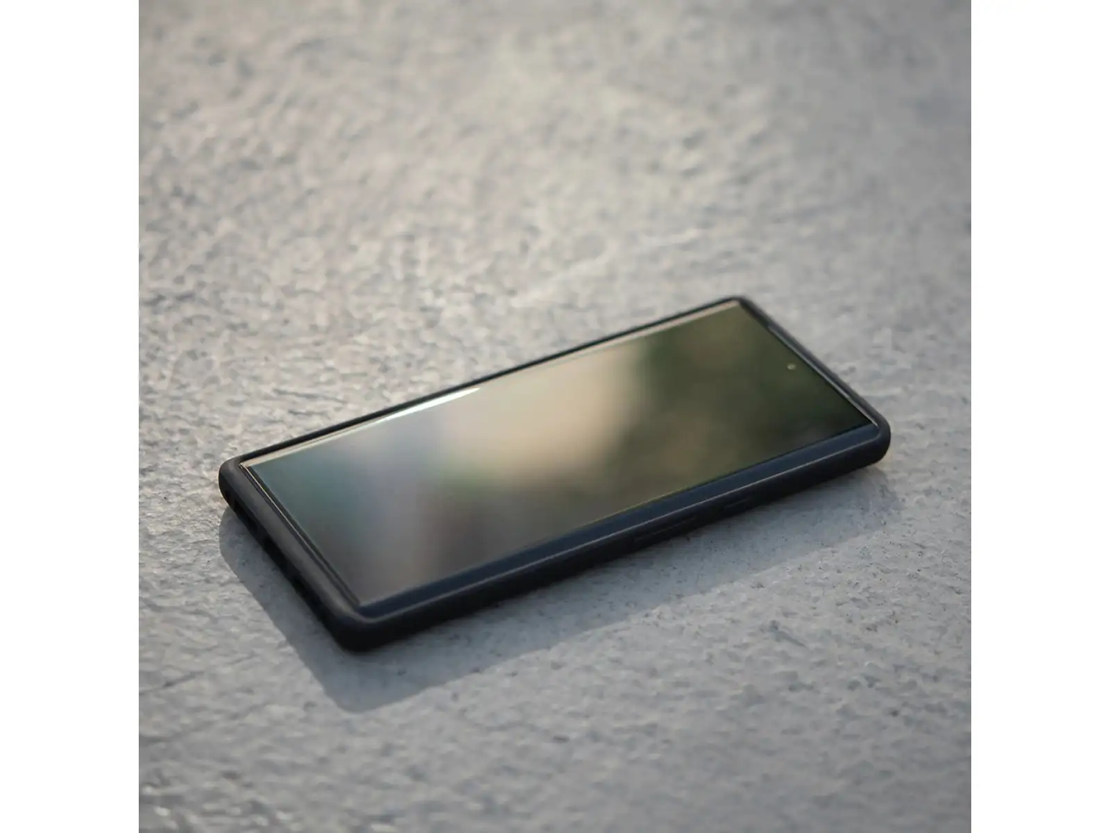 Peak Design Everyday Hülle für Google Pixel 7A in der Farbe Charcoal.