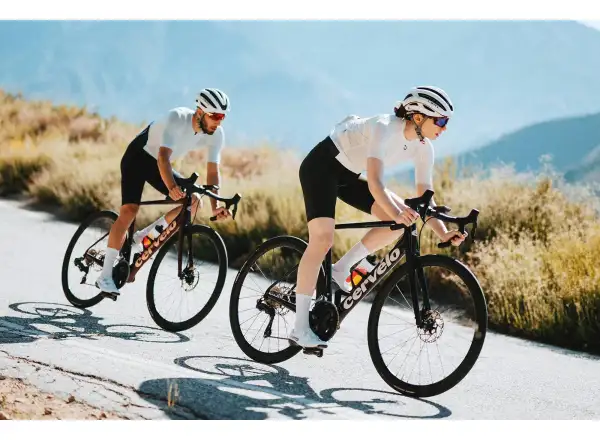 Cervélo Caledonia 105 Di2 Rennrad Carmine