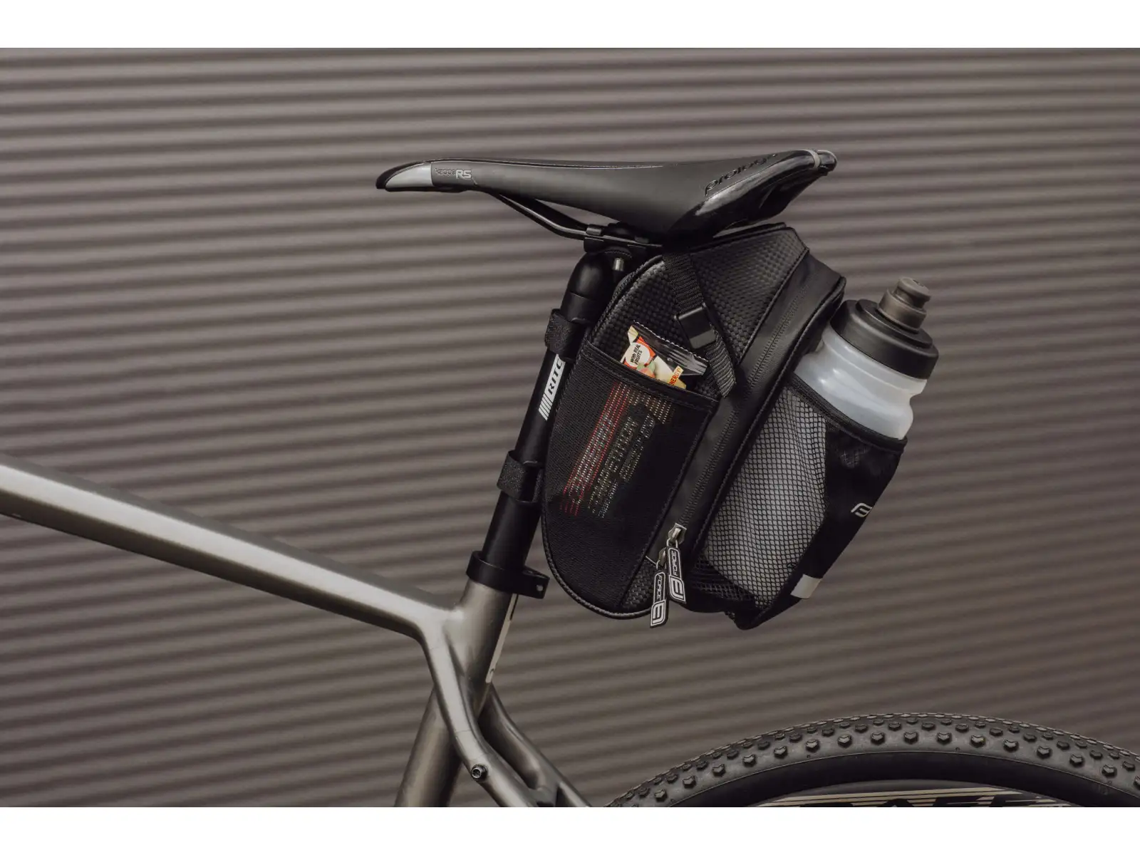 Force Fuse Satteltasche 1,2 l + Netzhalter 0,5 l Schwarz