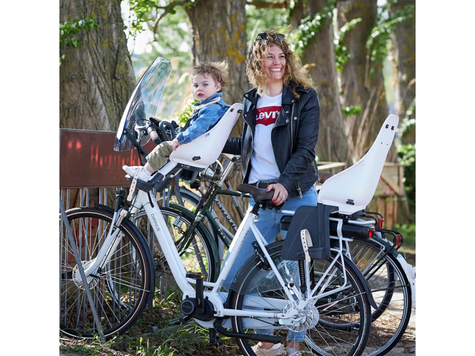 Urban Iki Kindersitz vorne mit Adapter Shinju Weiß/Bincho Schwarz