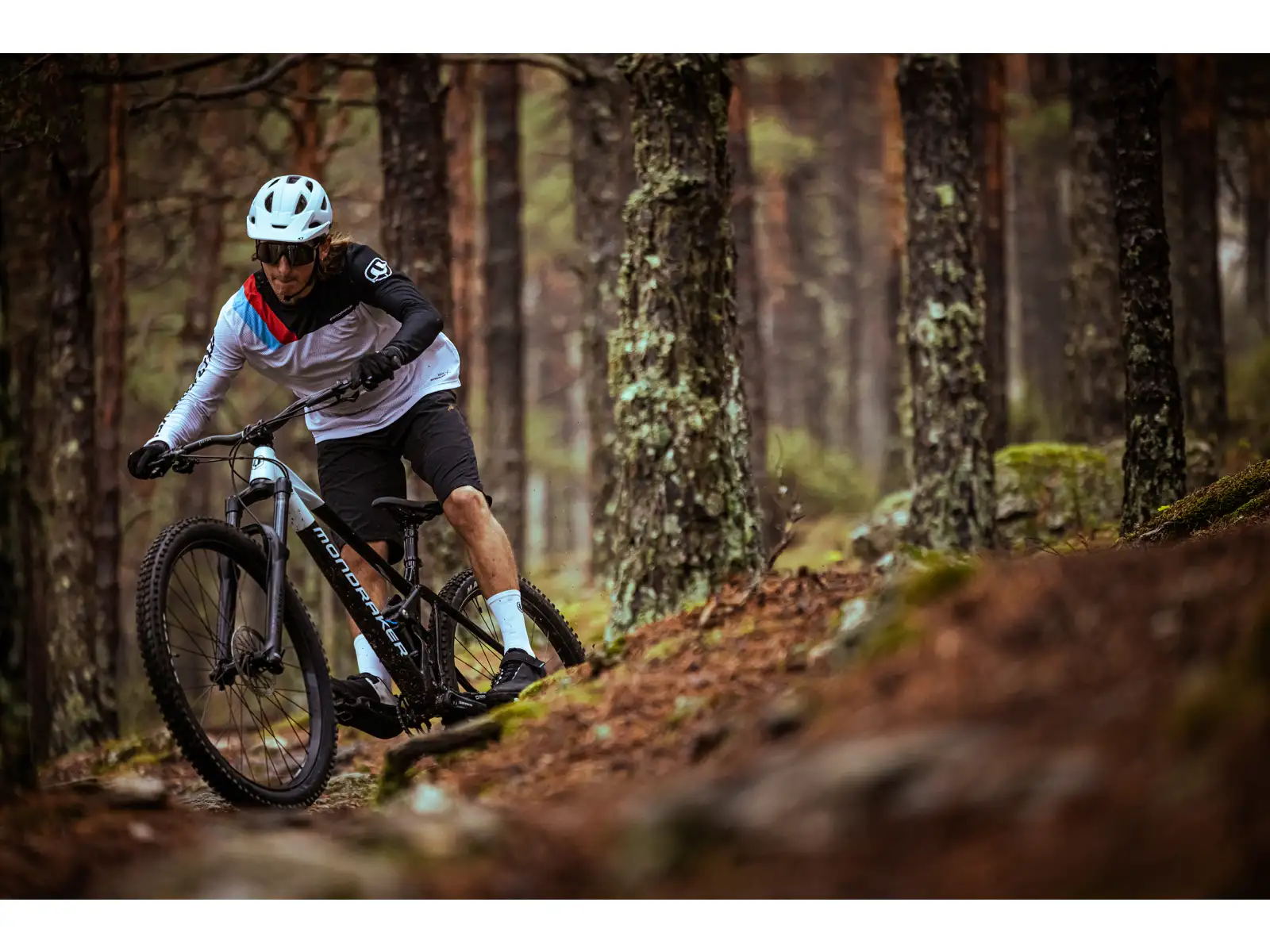 Mondraker Raze vollgefedertes Fahrrad black/dirty white