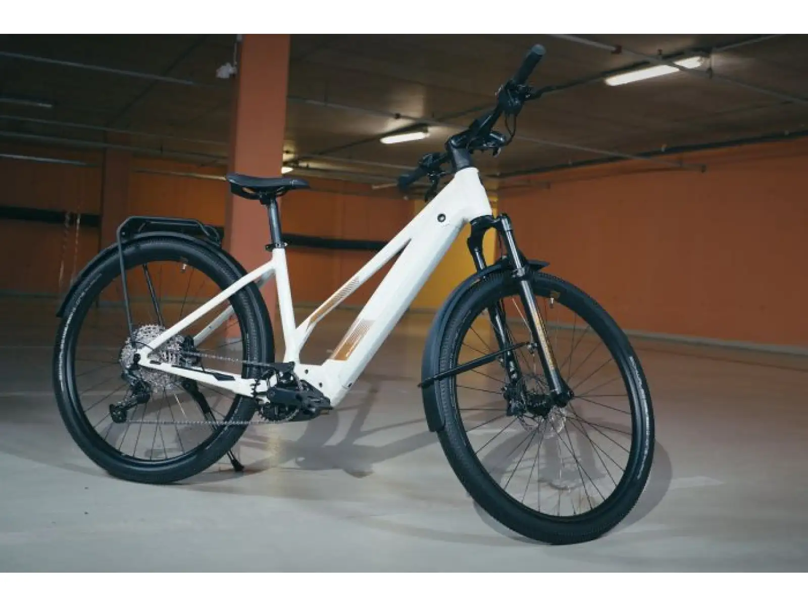 Superior eXR 6090 BL Touring II Trekking E-Bike in Gloss White/Copper.