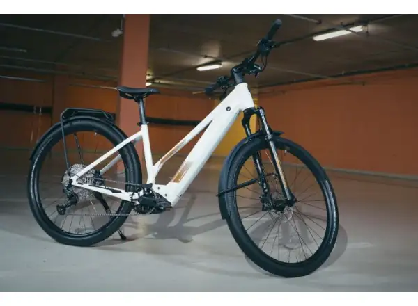 Superior eXR 6090 BL Touring II Trekking E-Bike in Gloss White/Copper.