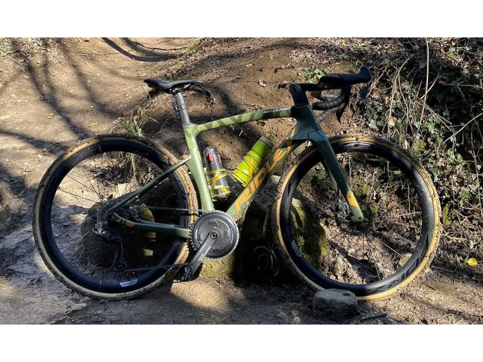 Elite Prism Linker Carbon Trinkflaschenhalter in Gold-Metallic/Weißes Grafik