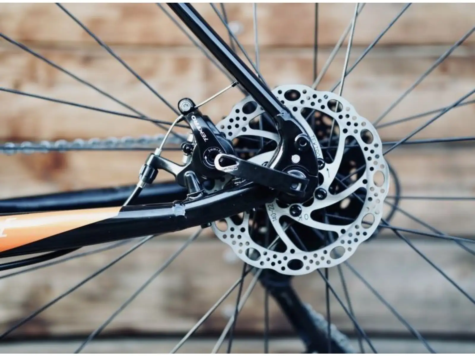 Rock Machine Gravelride 200 Schotterrad in Gloss Schwarz/Brick Orange/Silber.