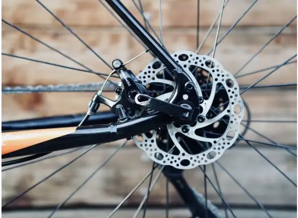 Rock Machine Gravelride 200 Schotterrad in Gloss Schwarz/Brick Orange/Silber.