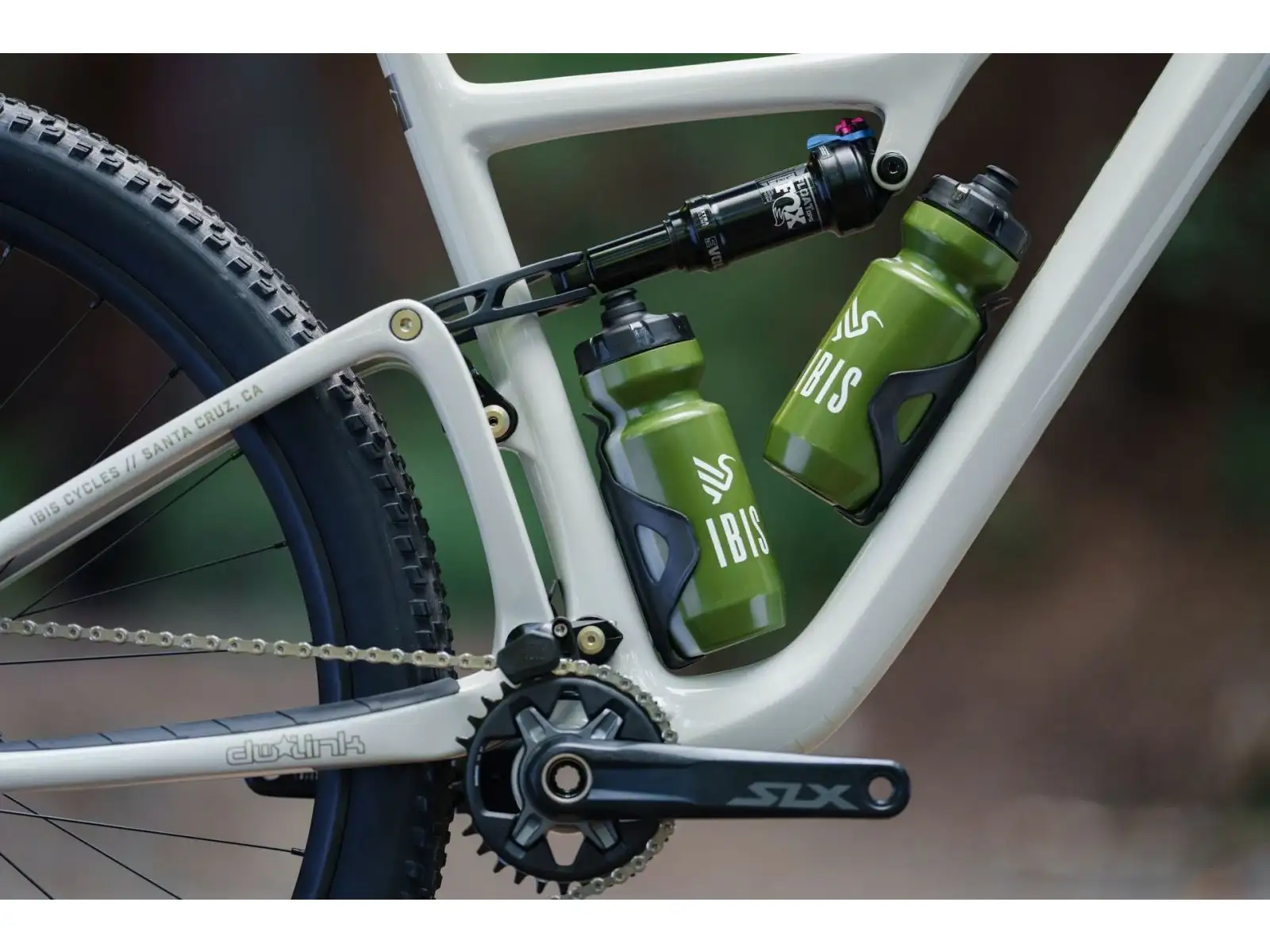 Ibis Exie V2 SLX 29" Mountainbike in Knochenfarbe.