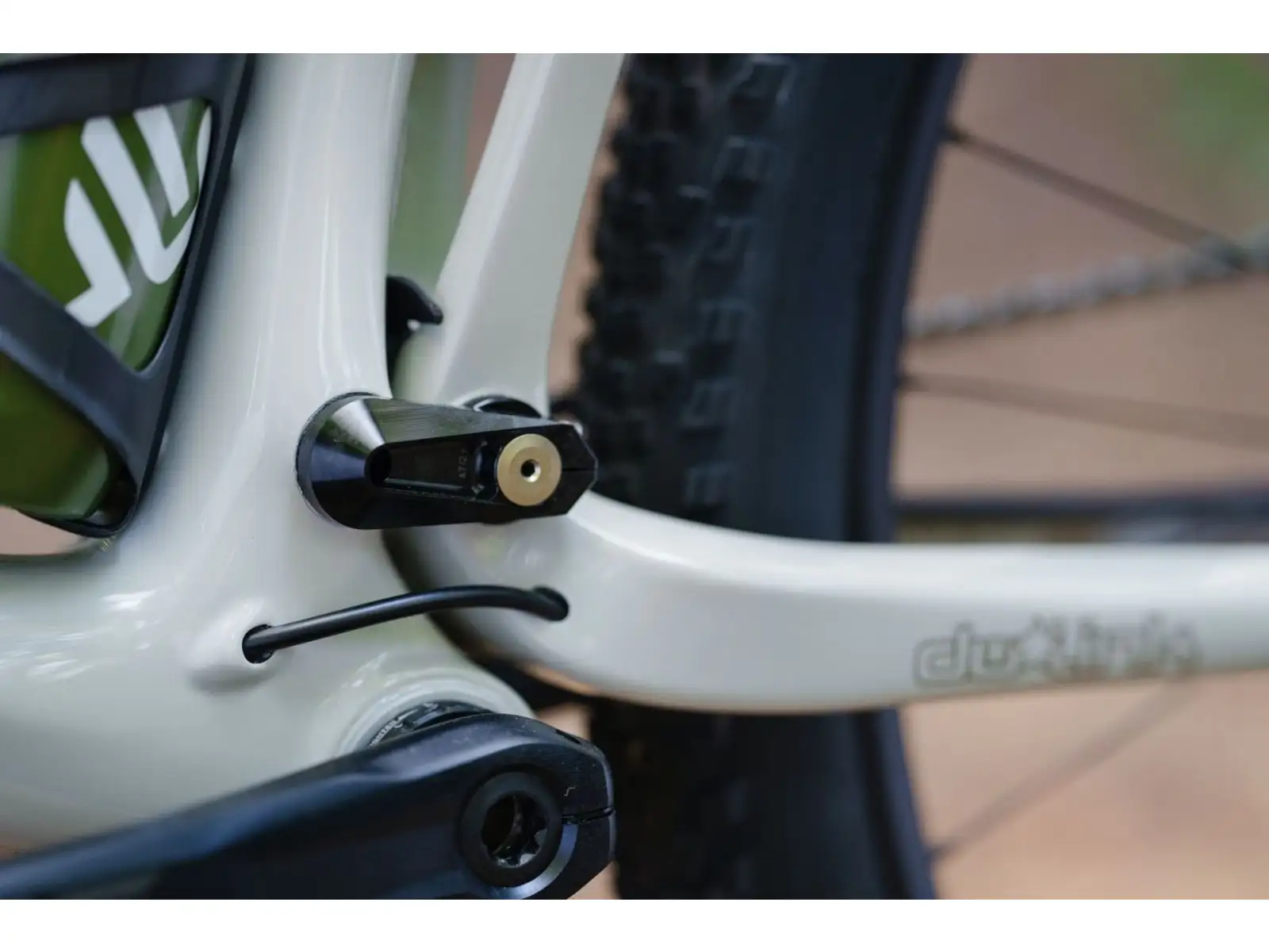 Ibis Exie V2 SLX 29" Mountainbike in Knochenfarbe.