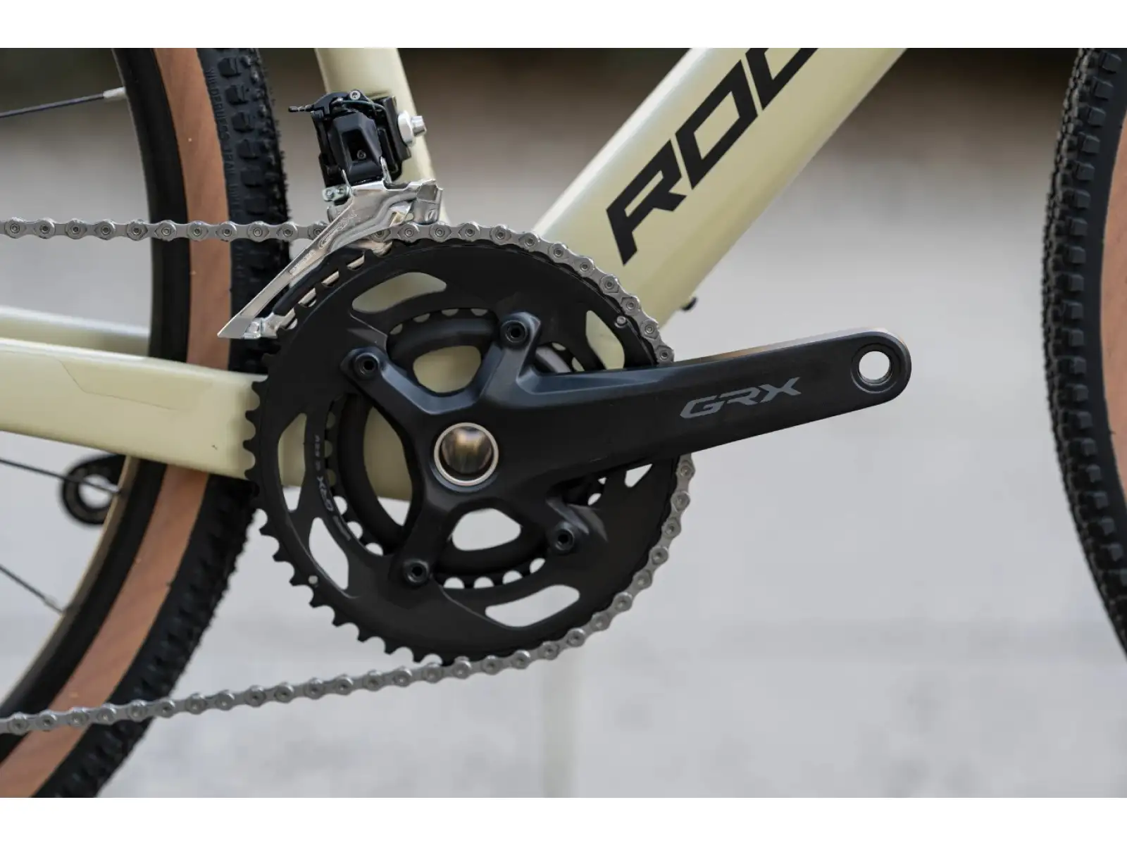 Rock Machine Gravelride CRB 700 Gravelbike in mattem Sand/Schwarz.