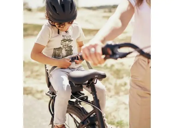 Urban Iki Junior Kindersitz mit Adapter für Gepäckträger in Bincho Black.