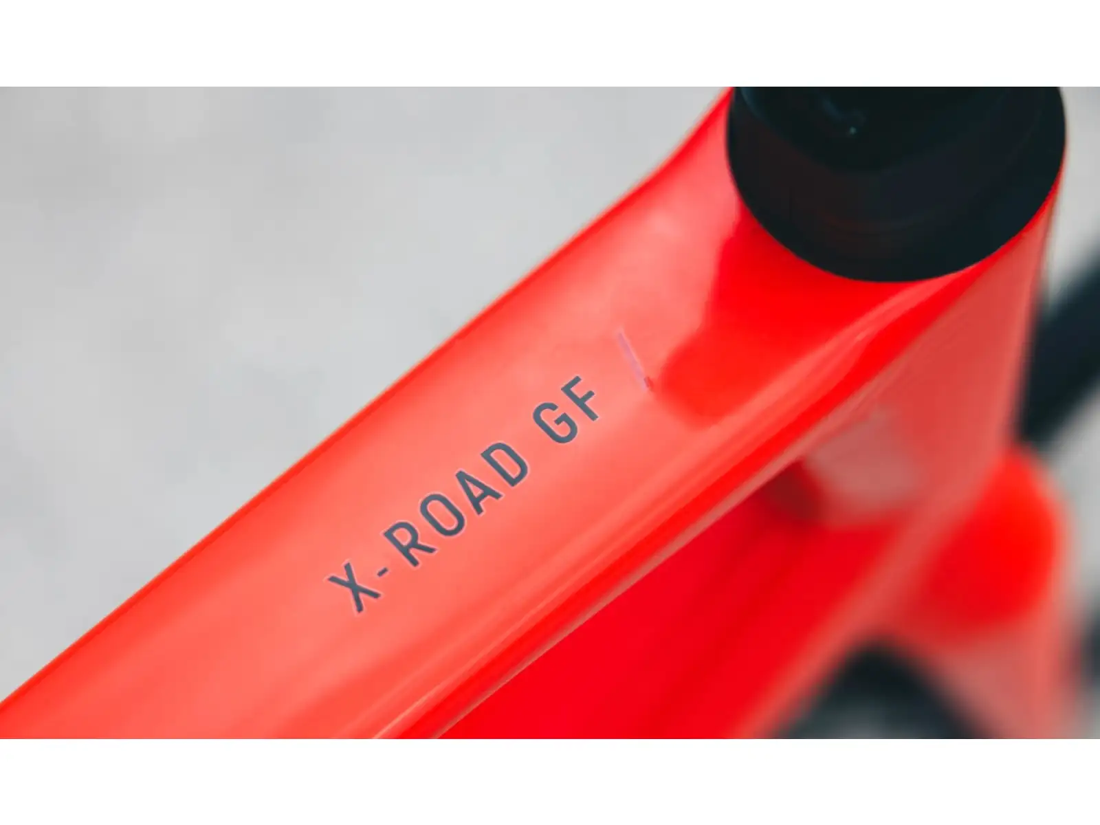 Superior X-Road 9.5 GF Straßenfahrrad in Glanzgrau / Orange-Rot.