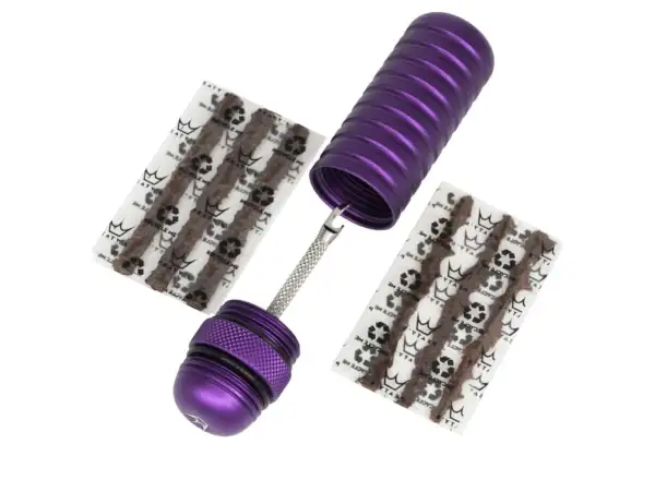 Peatys Holeshot Reparaturset für schlauchlose Reifen in Violett.