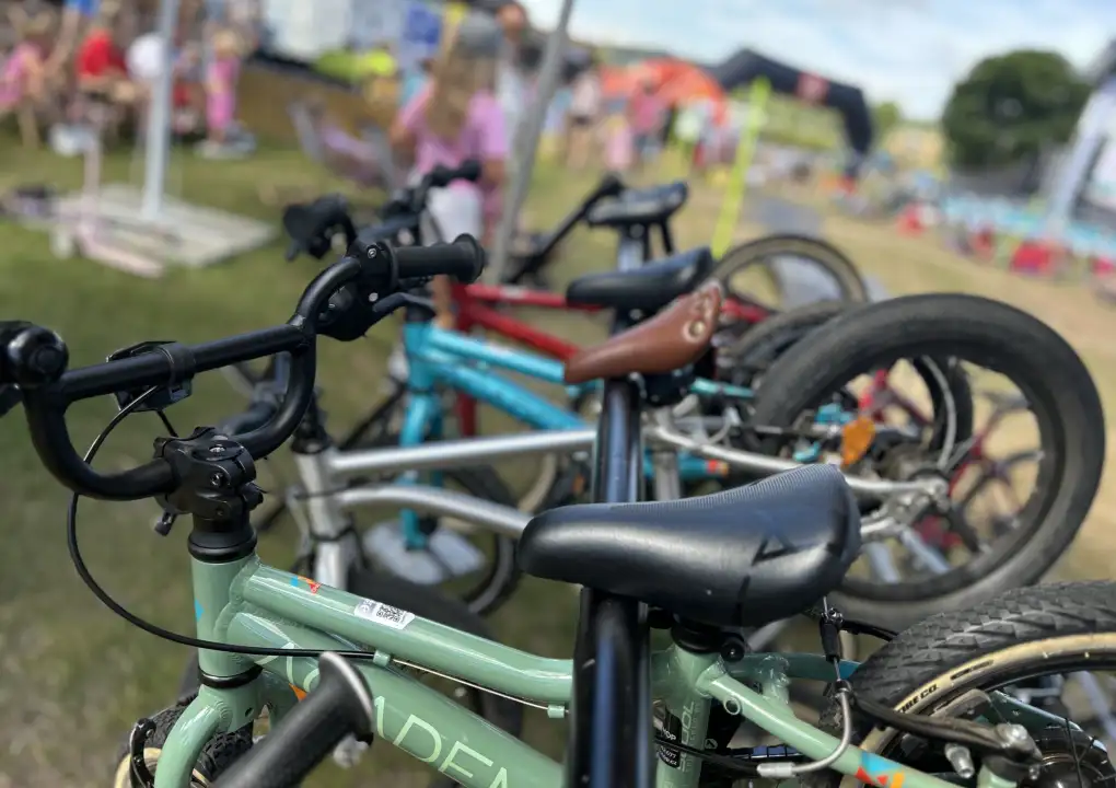Kleine Radfahrer in Aktion: Unsere Radstrecke in Lipno feierte Erfolg
