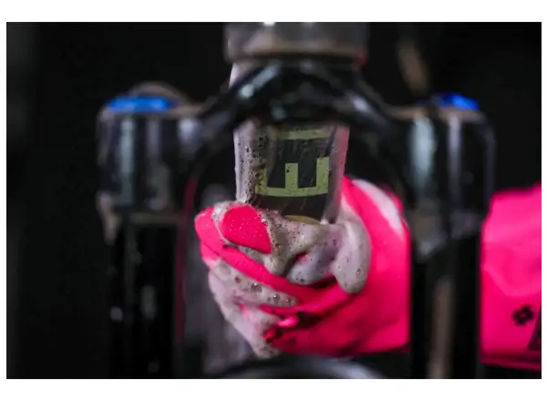 Muc Off Deep Scrubber Handschuhe zum Reinigen.