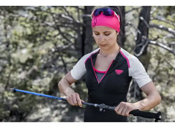 Dynafit Ultra Pro Pole ist ein zusammenklappbarer Laufstock aus Carbon in Methylblau.