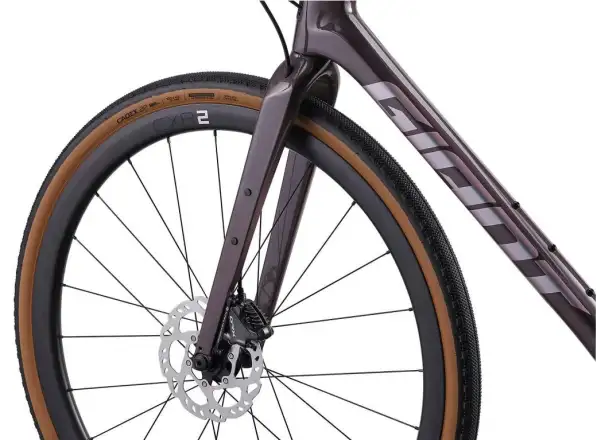 Giant Revolt Advanced 0 Gravel-Bike in Holzkohlen-Pflaume