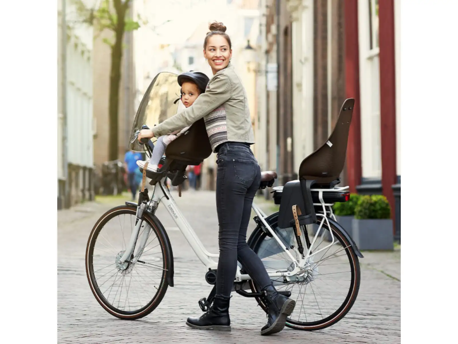 Urban Iki Kindersitz vorne mit Koge Brown/Kurumi Brown Adapter